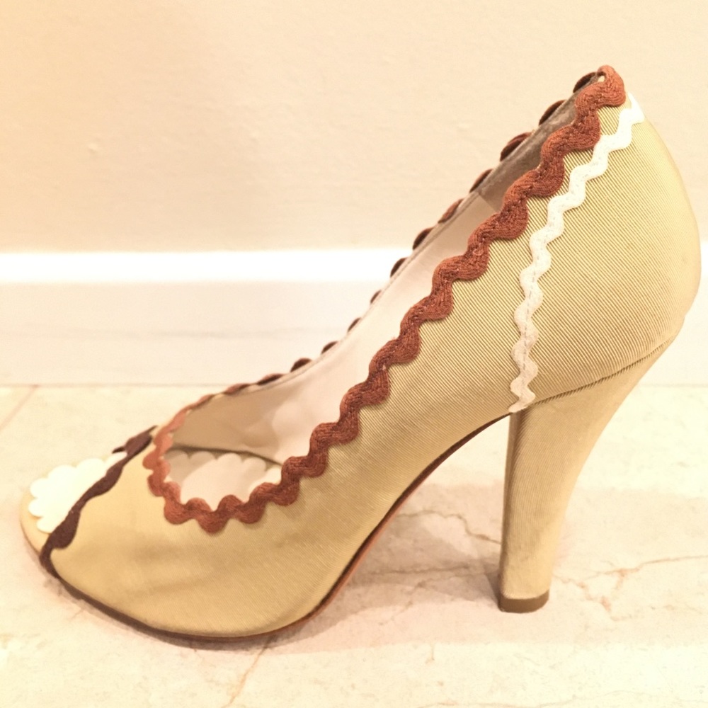 Moschino gingerbread cookie ric rac scalloped pump - Picture 5 of 9